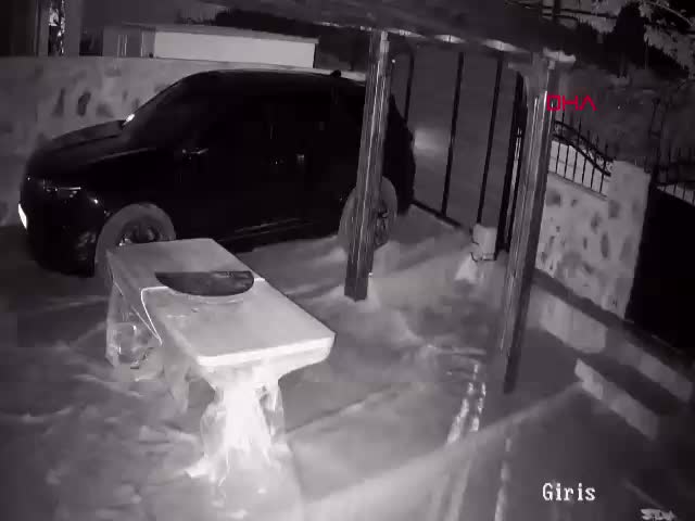 MUĞLA'nın Bodrum ilçesinde ana su isale hattı patladı, tonlarca su