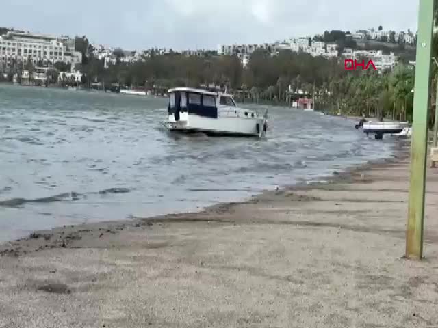 TEKNELER KARAYA OTURDU, DENİZİN RENGİ DEĞİŞTİ Muğla’nın Bodrum ilçesinde etkili