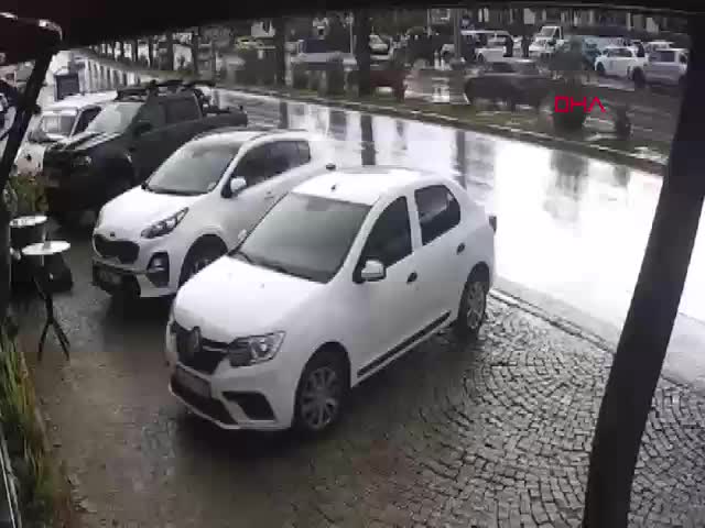 MUĞLA'nın Bodrum ilçesinde, sürücüsünün el frenini çekmeyi unuttuğu otomobil, hareket