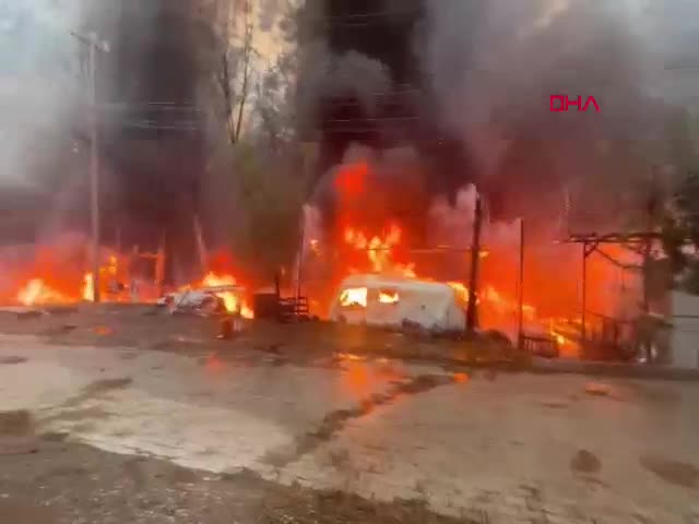 Muğla'nın Fethiye ilçesindeki Katrancı Koyu'nda bir karavanda çıkan yangın, bitişiktekilere