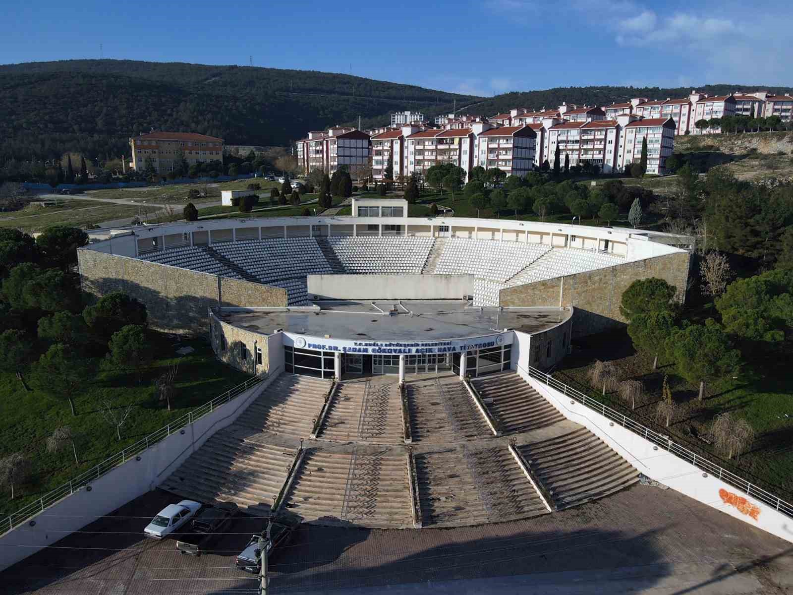 Menteşe İlçesi’nde bulunan Prof. Dr. Şadan Gökovalı Açık Hava Tiyatrosu’nda