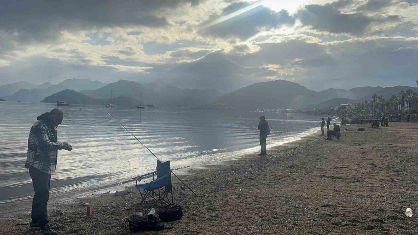 Muğla’nın Marmaris ilçesinde dün geceden bu yana etkili olan sağanak