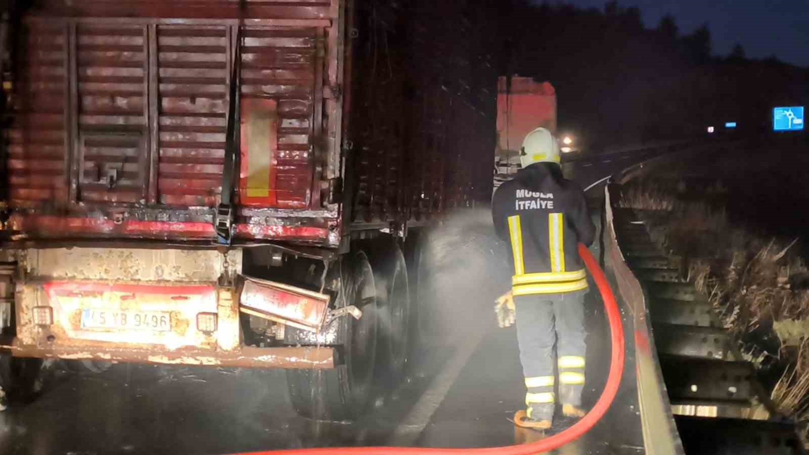 Muğla çevre yolunda seyir halinde olan tomruk yüklü bir TIR,