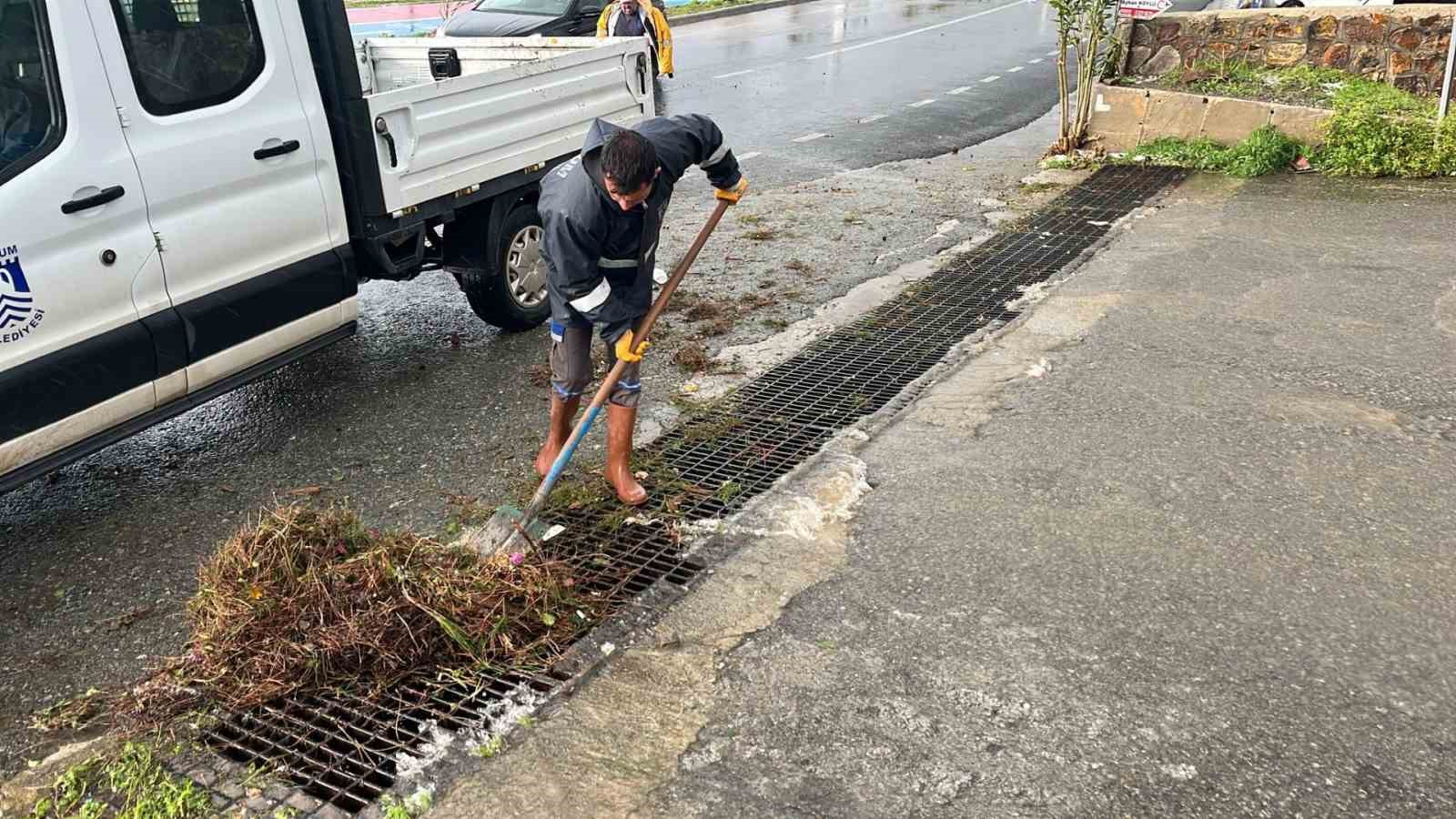 Bodrum’da etkili olan fırtına ve yağışlı hava nedeniyle belediye ekipleri