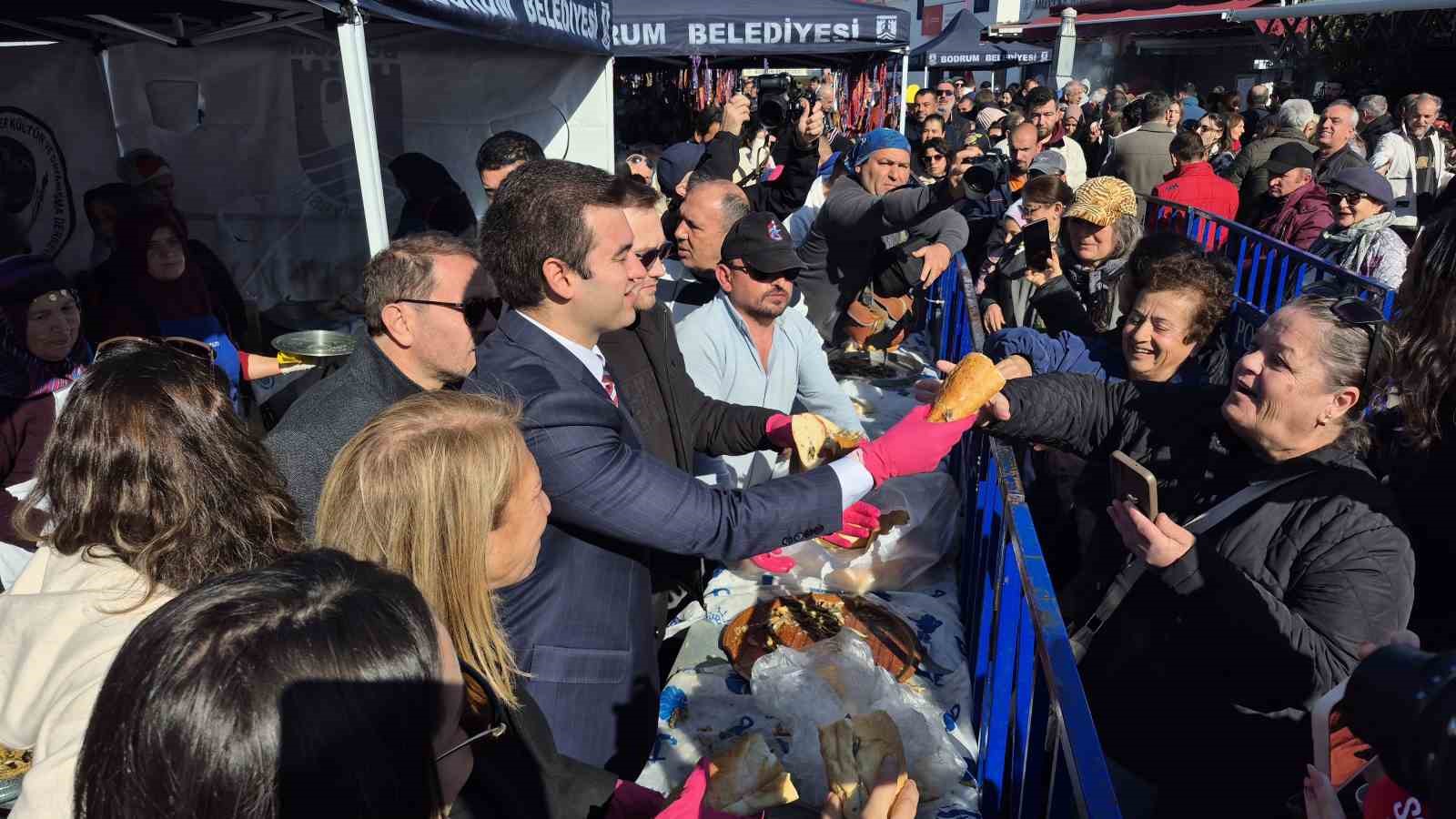 Muğla’nın Bodrum ilçesinde 10’uncu kez düzenlenen Hamsi Festivali, binlerce kişinin