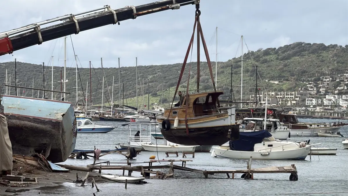 Bodrum'da kaçak tekne yıkımında Türk bayrakları bulundu, işlem durduruldu ve