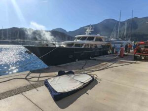 Muğla’nın Datça ilçesindeki bir marinada demirli haldeki bir motoryatta çıkan