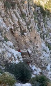 Muğla’nın Fethiye ilçesinde kayalık alanda mahsur kalan keçi, MAG ekiplerinin