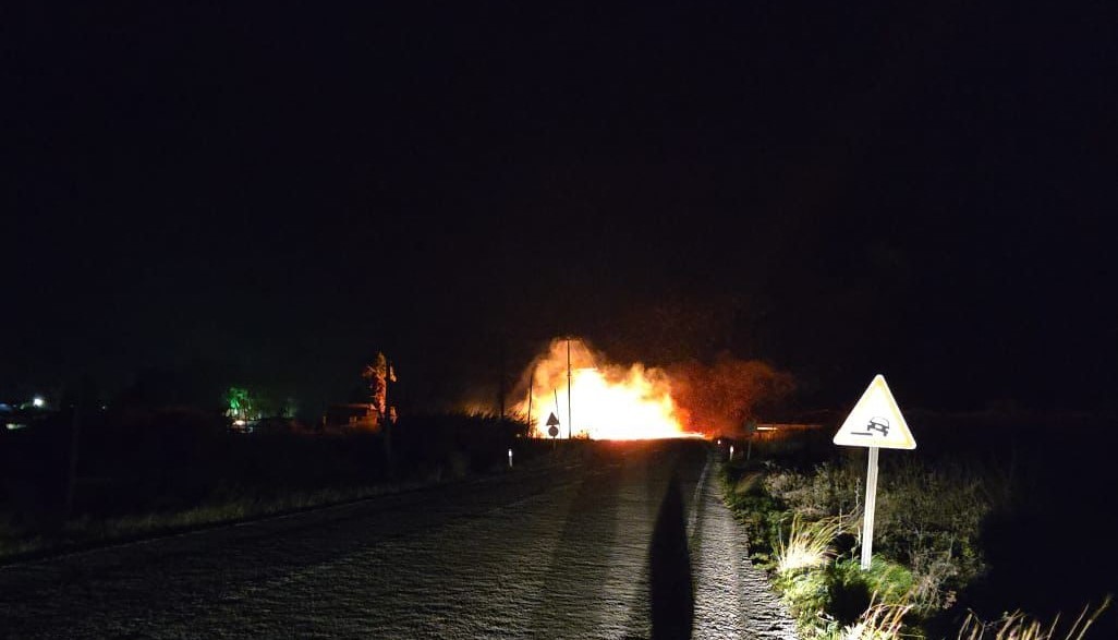 Muğla’nın Marmaris ilçesinde etkili olan fırtına sebebiyle kopan elektrik telleri,