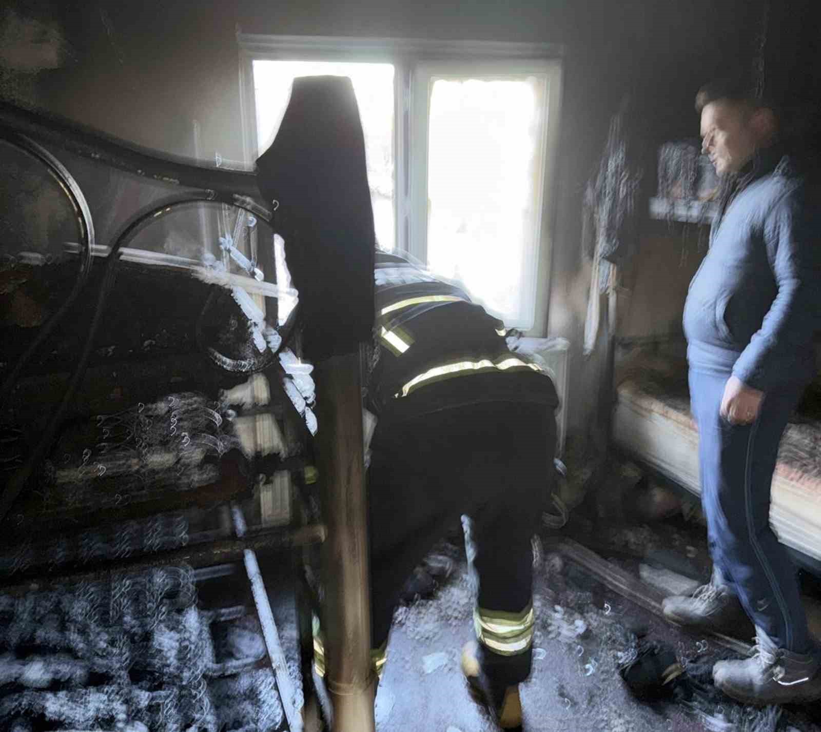 Muğla’nın Menteşe ilçesi kırsal Denizova Mahallesi’nde bir evde çıkan yangın,