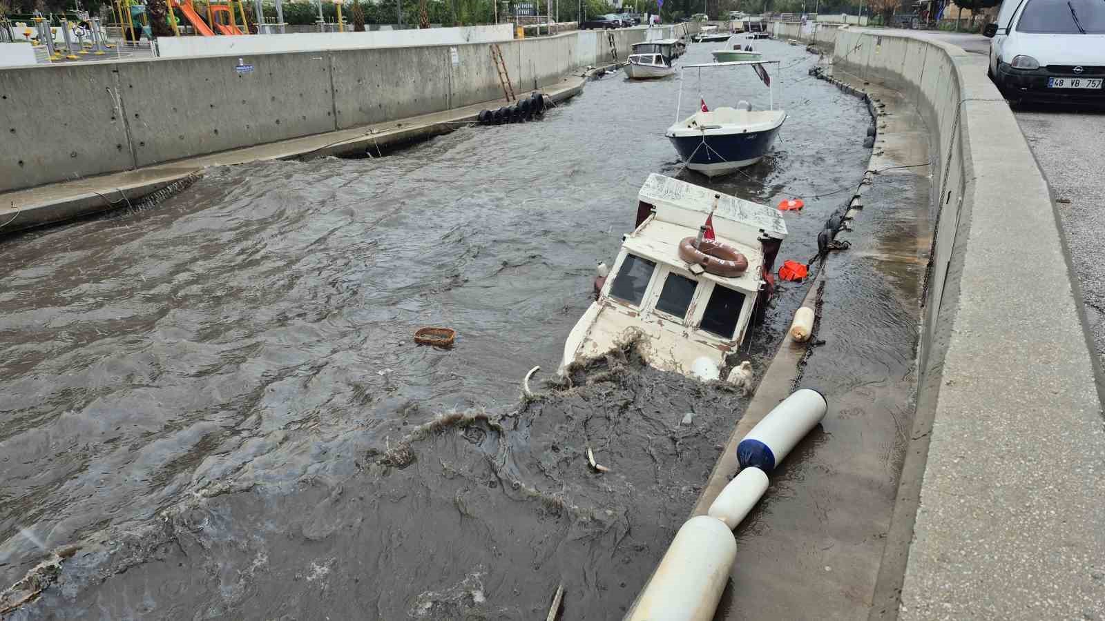 Muğla’nın Bodrum ilçesinde etkili olan fırtına nedeniyle bazı tekneler battı,