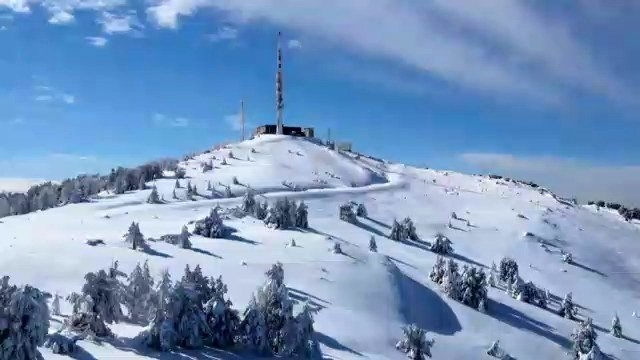 Muğla’nın yüksek rakımlı ilçesi Kavaklıdere’de etkili olan kar yağışı, kartpostallık