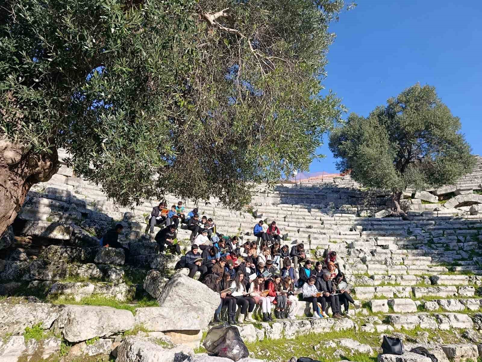 Muğla’nın Köyceğiz ilçesinde öğrenciler Kaunos Antik Kenti’nde bulunan ve MÖ