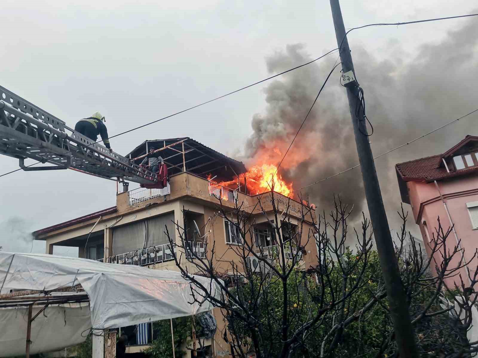 Muğla’nın Köyceğiz ilçesinde evin çatı katında başlayan yangın sonrası ev