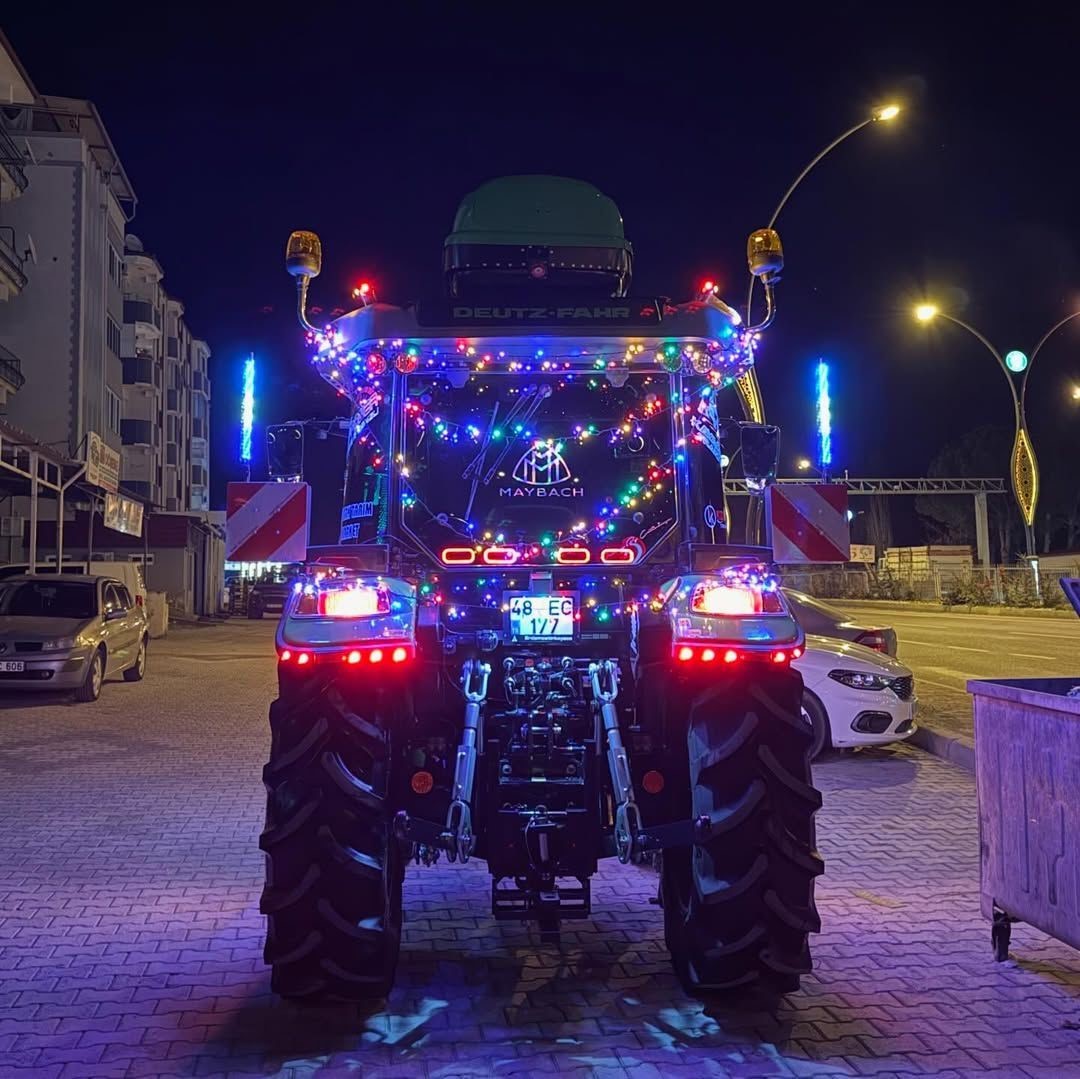 Muğla’nın Yatağan ilçesinde yeni yıl için led ışıklarla süslenen traktör