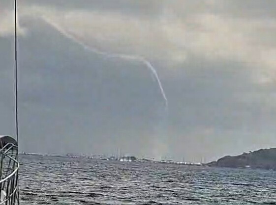 Muğla’nın Marmaris ilçesinde etkili olan fırtına ve sağanak yağışla birlikte