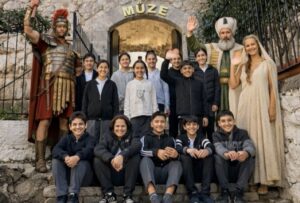 Muğla’nın Marmaris ilçesinde bulunan Marmaris Evrenpaşa Ortaokulu, Türkçe, matematik ve