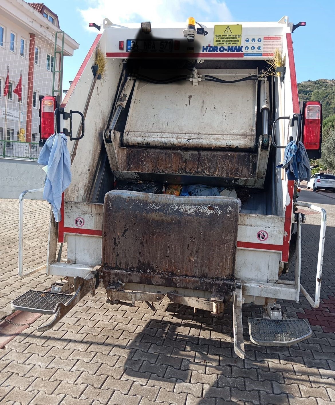 Muğla’nın Marmaris ilçesinde Marmaris Belediyesi’ne ait çöp kamyonun çarptığı kadın