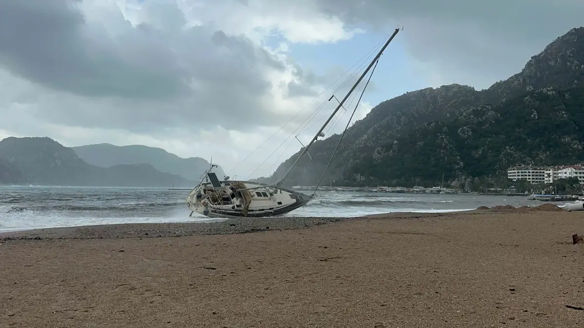 Marmaris'te fırtına nedeniyle ağaçlar devrildi, yelkenli tekne karaya oturdu, yaşam