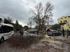 Muğla’nın Marmaris ilçesinde dün sabah saatlerinden bu yana etkili olan