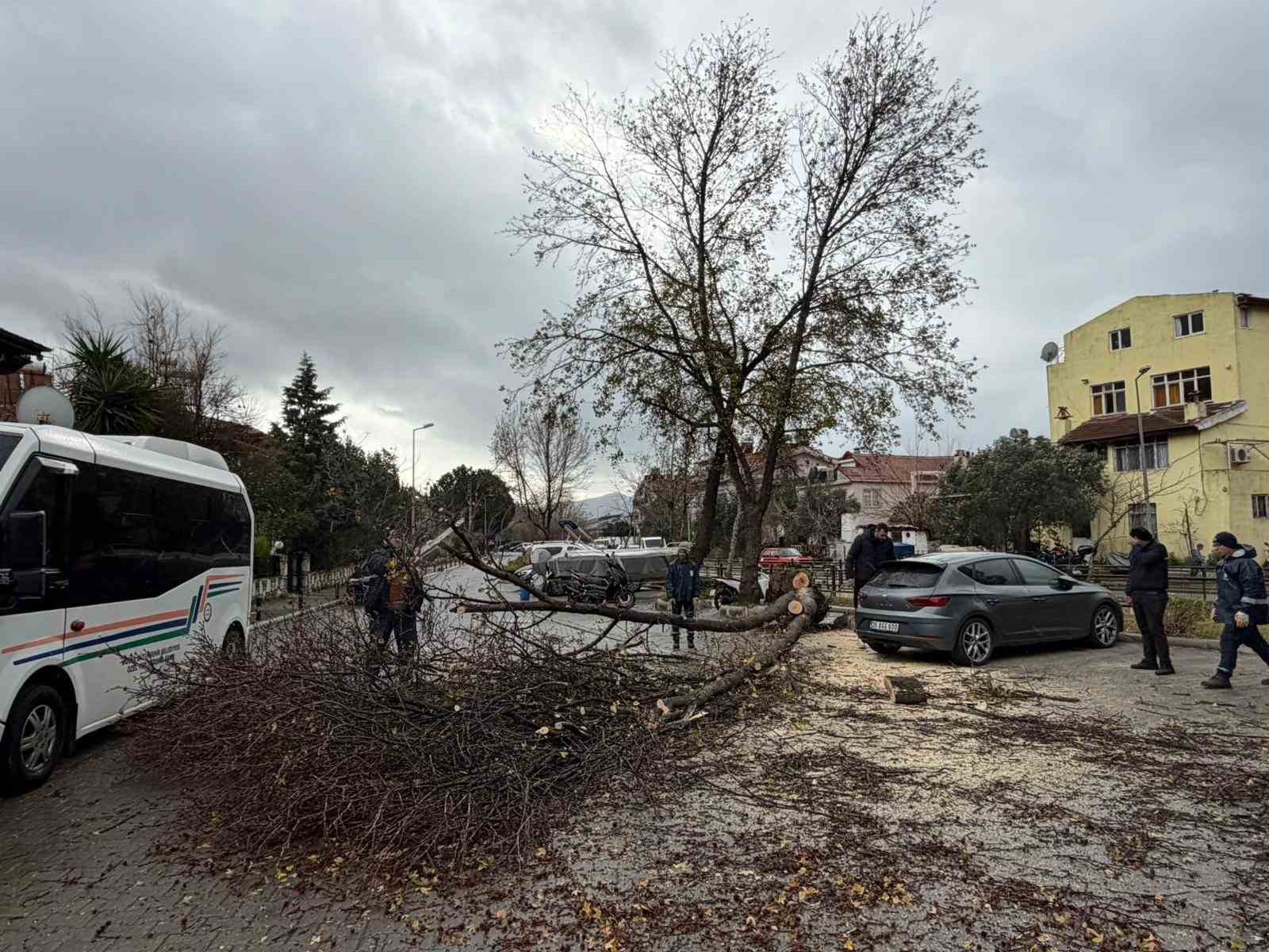 Muğla’nın Marmaris ilçesinde dün sabah saatlerinden bu yana etkili olan