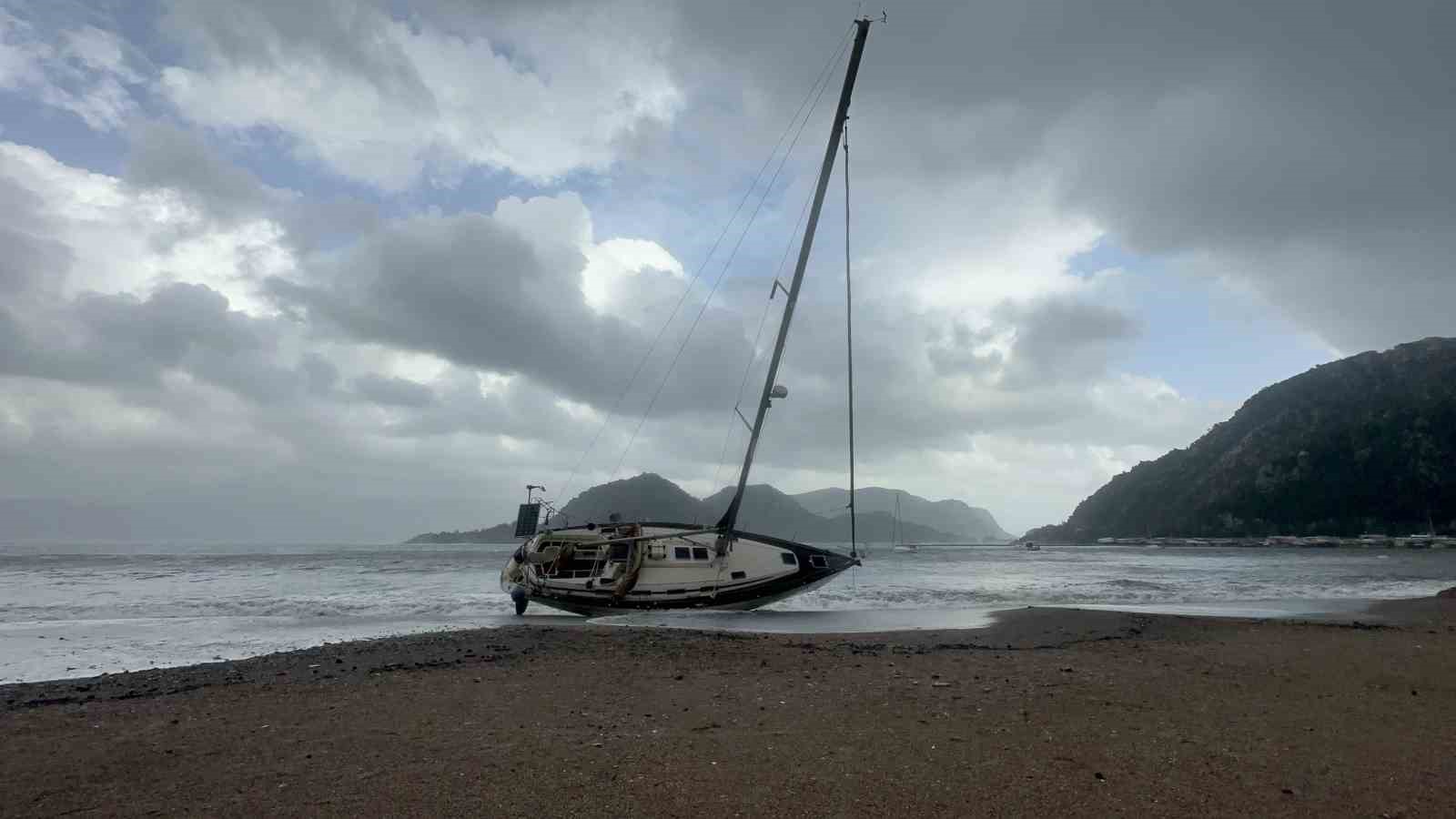 Marmaris’te sabah saatlerinden itibaren etkisini gösteren şiddetli rüzgâr ve yer