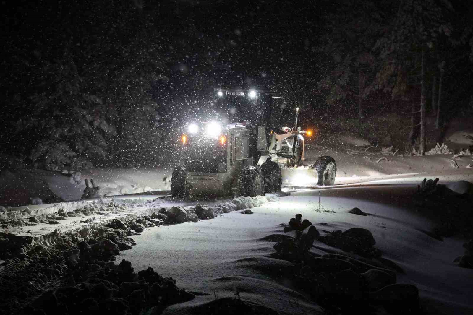 Menteşe Belediyesi ekipleri, Kozağaç Mahallesi ile Kavaklıdere ilçesini birbirine bağlayan