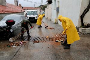 Menteşe Belediyesi ekipleri, ilçede etkili olan şiddetli yağış, fırtına ve