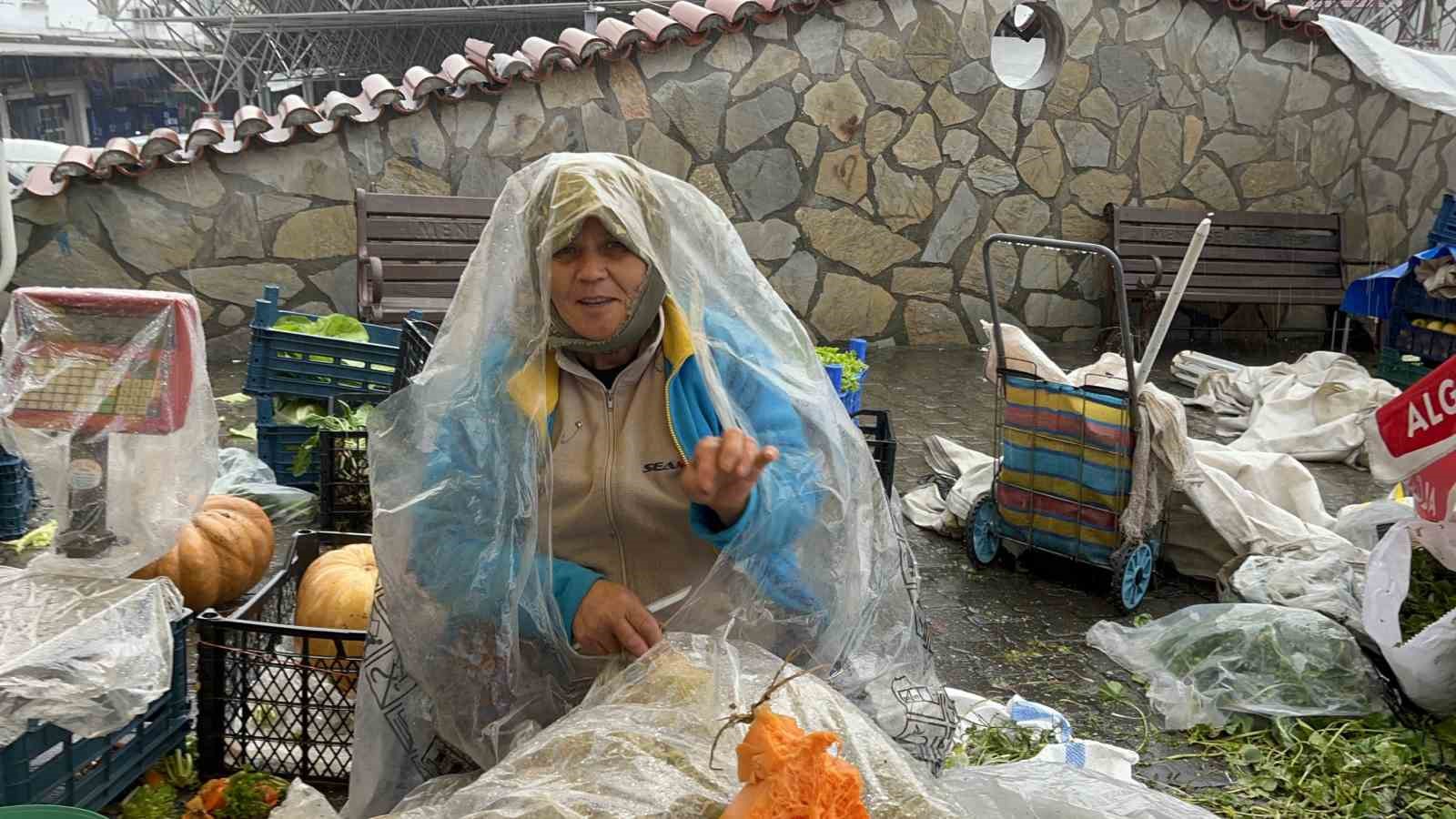 Muğla’nın Menteşe ilçesinde sabah saatlerinden itibaren etkili olan şiddetli sağanak