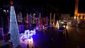 Yeni yıl için özenle süslenen Bodrum Belediye Meydanı, her yıl