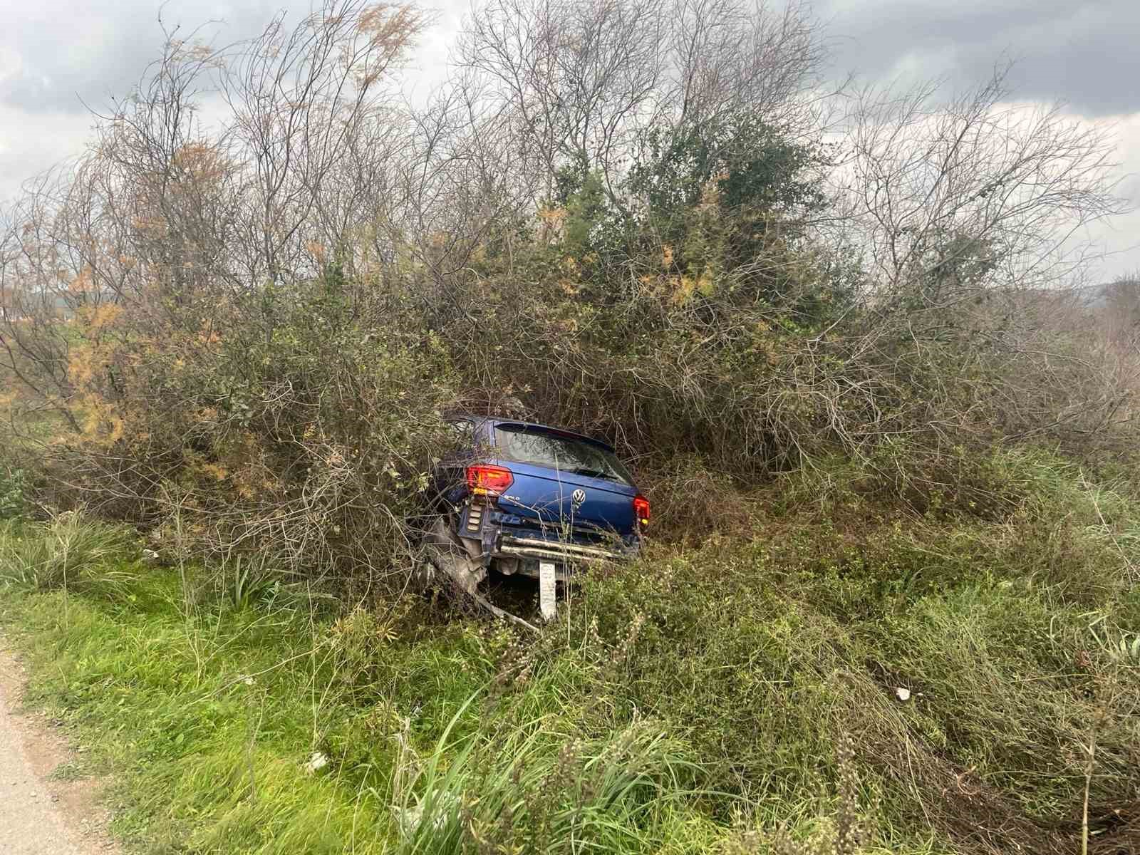 Milas-Bodrum karayolunda hakimiyeti kaybolan aracın şarampole uçması sonucu meydana gelen