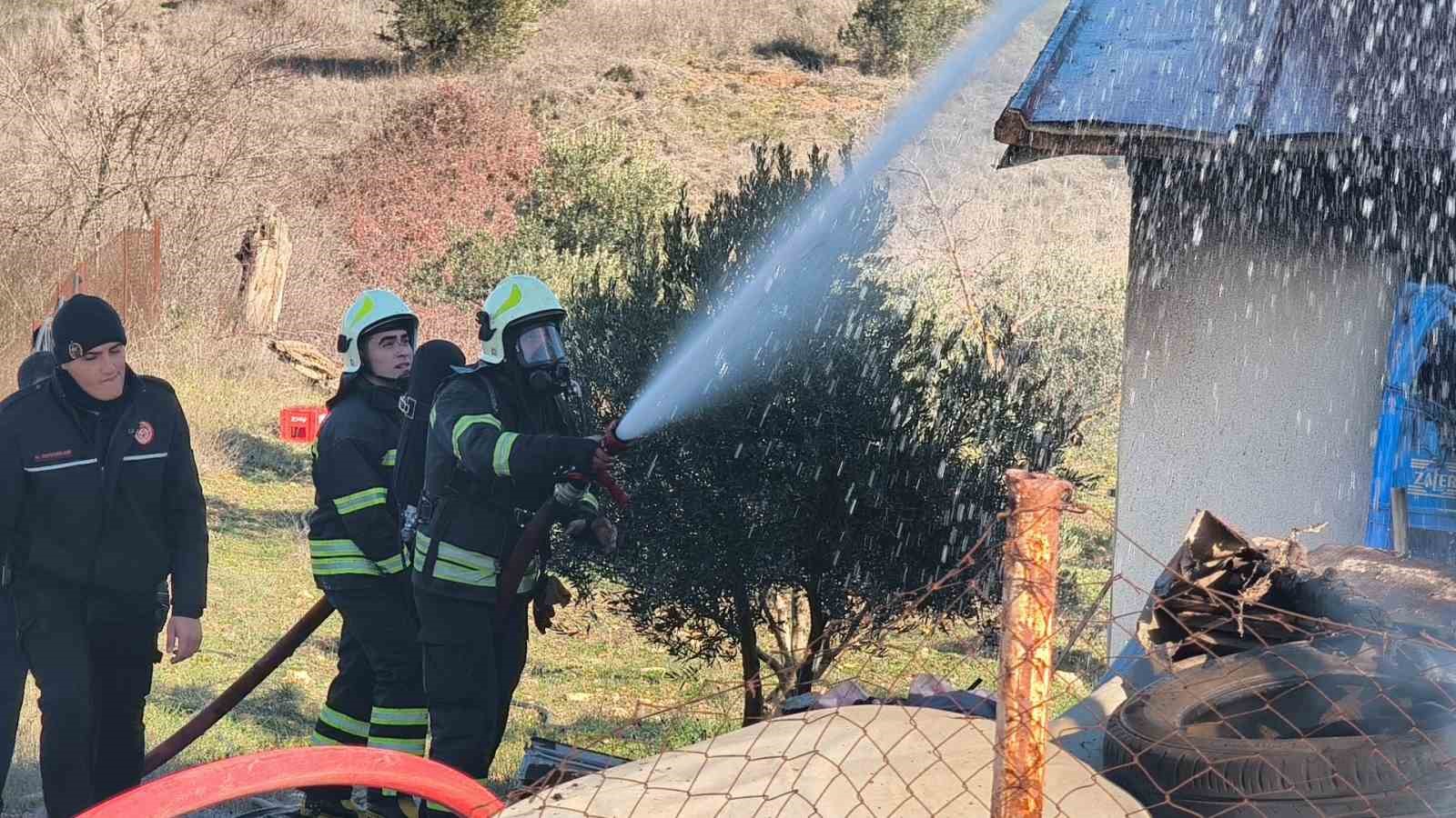 Muğla’nın Menteşe ilçesinde bağ evinde çıkan yangın ekipler tarafından söndürülürken,