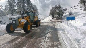 Muğla Büyükşehir Belediyesi, yüksek bölgelerde etkili olan kar yağışı nedeniyle
