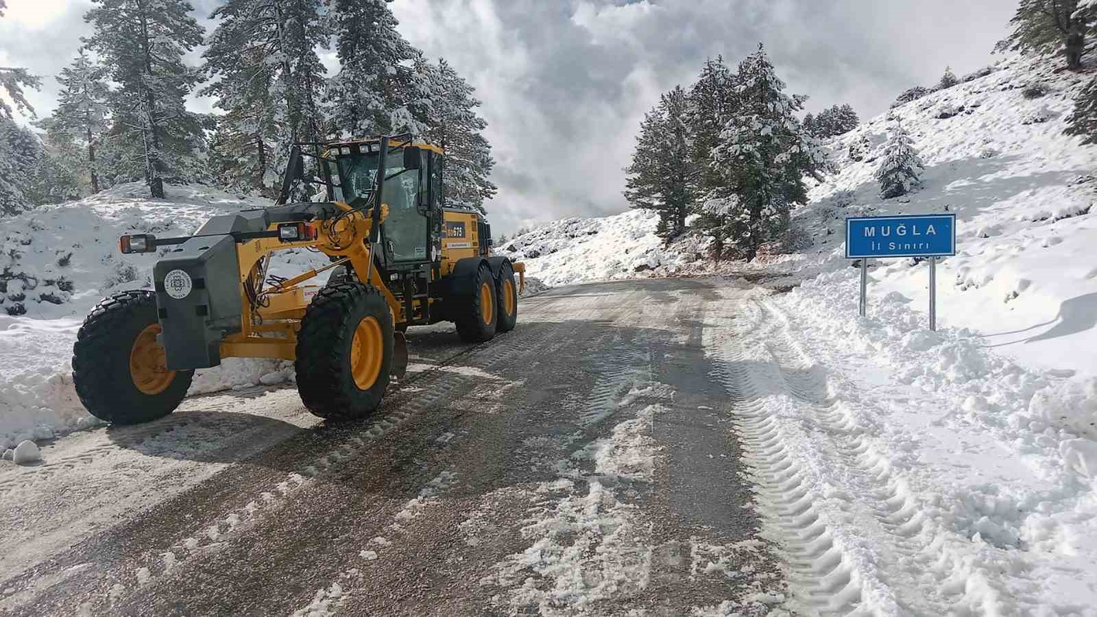 Muğla Büyükşehir Belediyesi, yüksek bölgelerde etkili olan kar yağışı nedeniyle