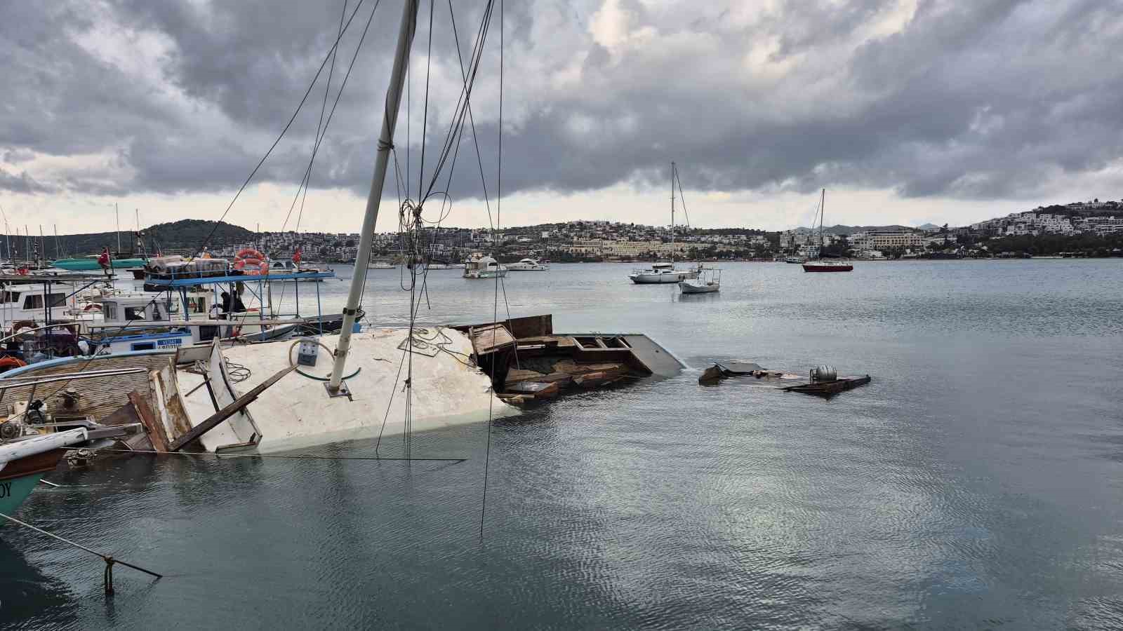 Muğla’nın Bodrum ilçesinde etkili olan kuvvetli rüzgarda yelkenli bir tekne