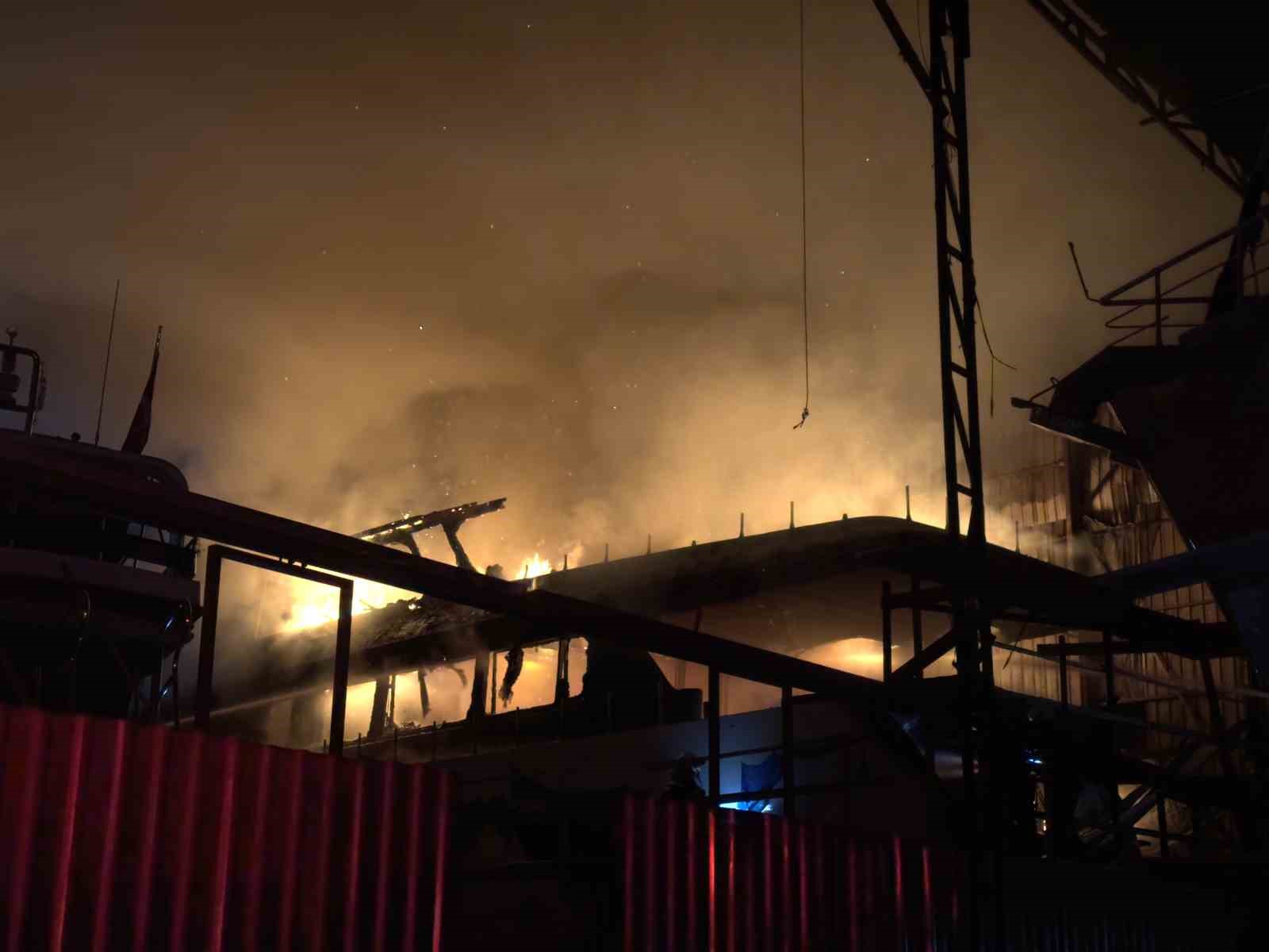 Muğla’nın Fethiye ilçesinde ahşap teknenin yanması sonucu çıkan yangın kısa