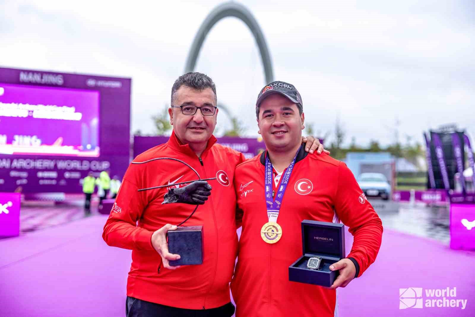 Çin’in Nanjing kentinde düzenlenen dünya kupası finallerinde altın madalyayı boynuna