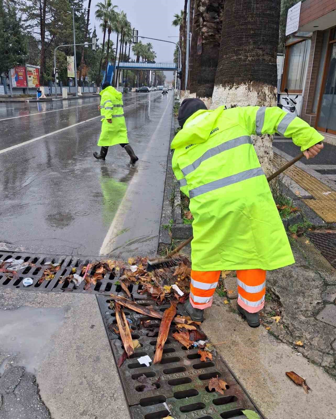 Muğla genelinde devam eden sağanak yağış nedeniyle muhtemel su baskını,
