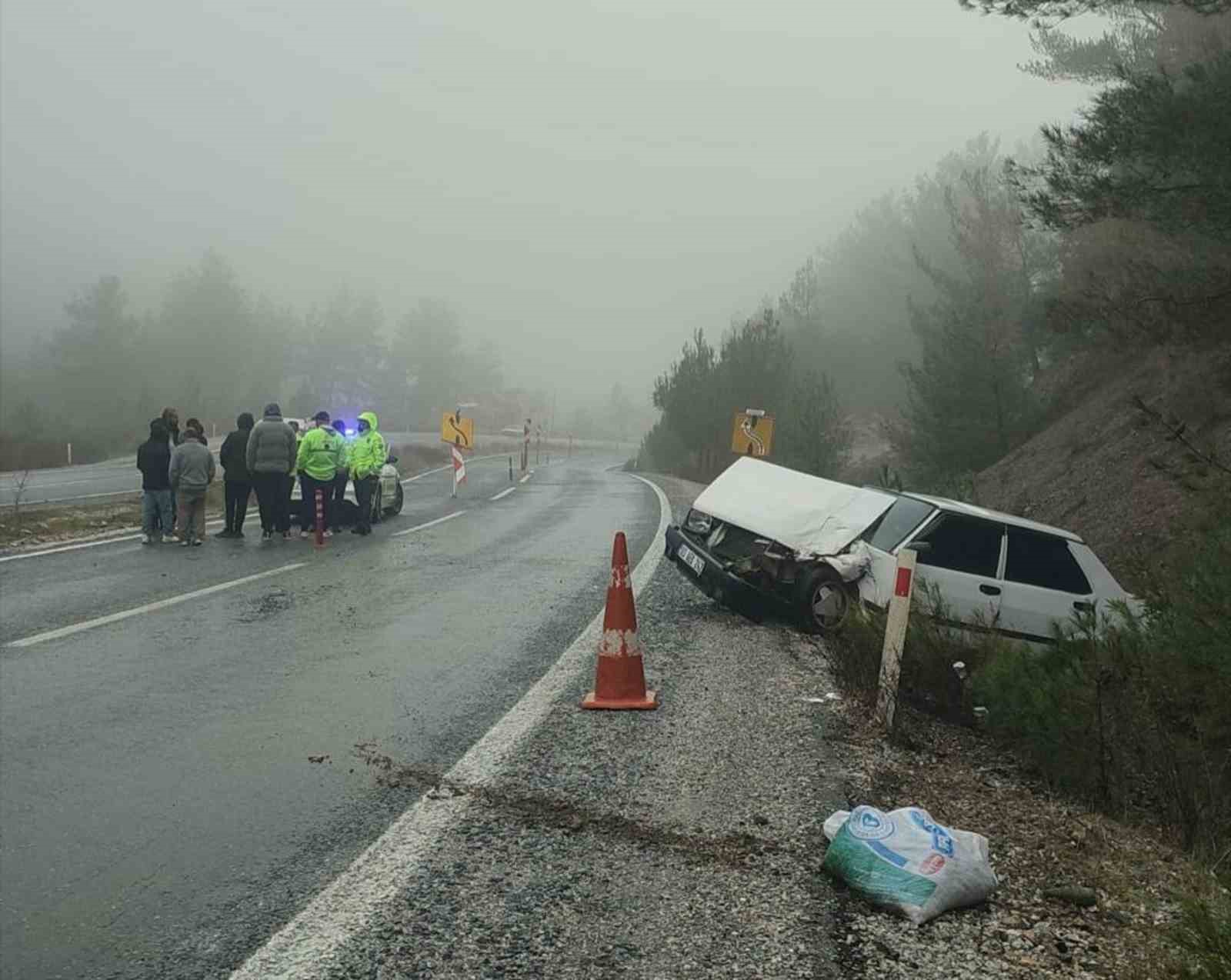 Muğla-Denizli karayolunda otobüs ile Tofaş otomobil çarpıştı. Kazada yaralanan olmazken,