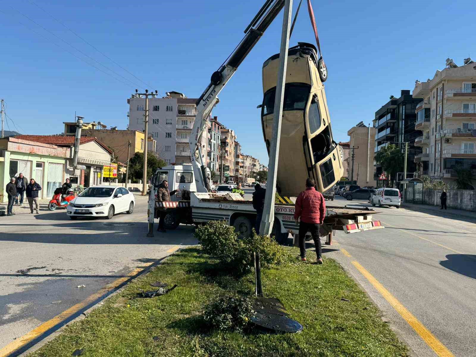 Muğla’nın Ortaca ilçesinde otomobille çarpışan ticari araç, refüje savrularak takla