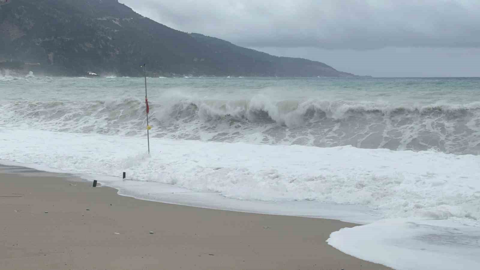 Muğla’nın Fethiye ilçesinde etkili olan sağanak yağış nedeniyle Ölüdeniz’in rengi