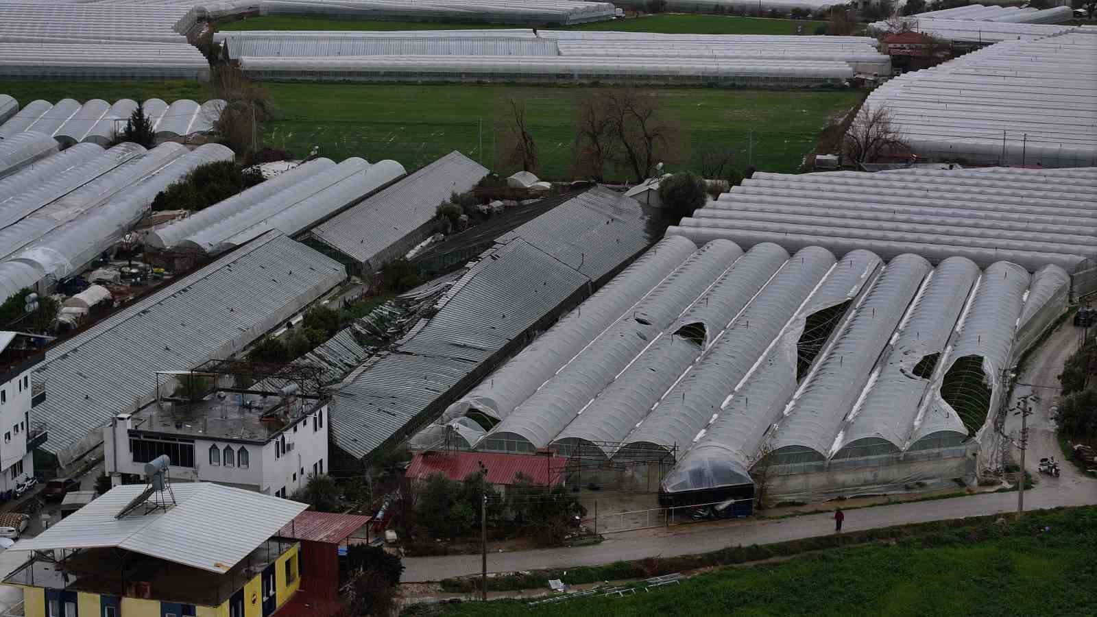 Muğla’nın Seydikemer ilçesi Kumluova Mahallesi’nde etkili olan fırtına, sağanak yağış