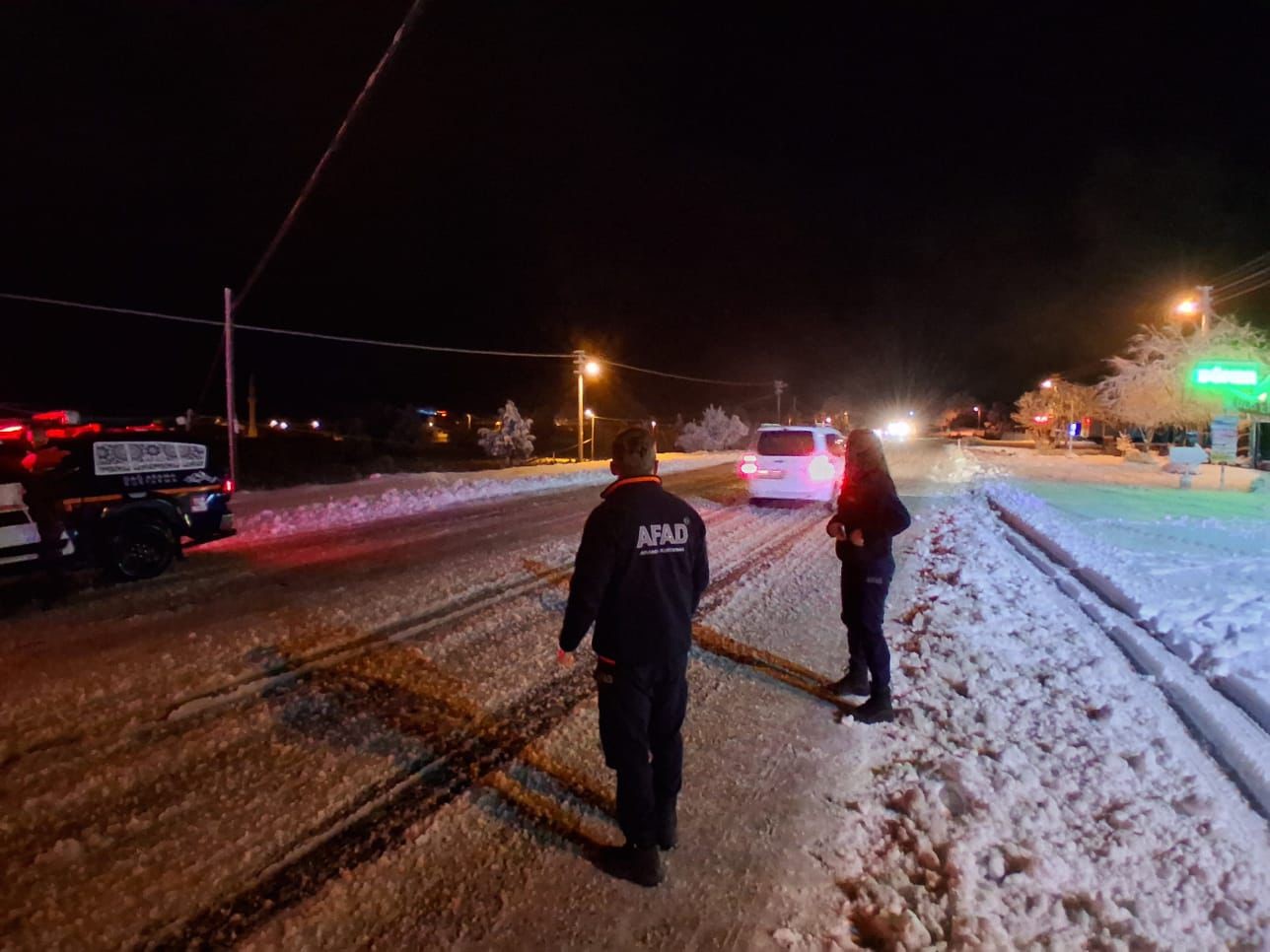 Muğla’nın Seydikemer ilçesine bağlı Karabel mevkiinde etkili olan kar yağışı