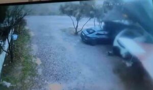 Muğla’nın Dalaman ilçesinde etkili olan fırtına, bir otopark çatısını uçururken,