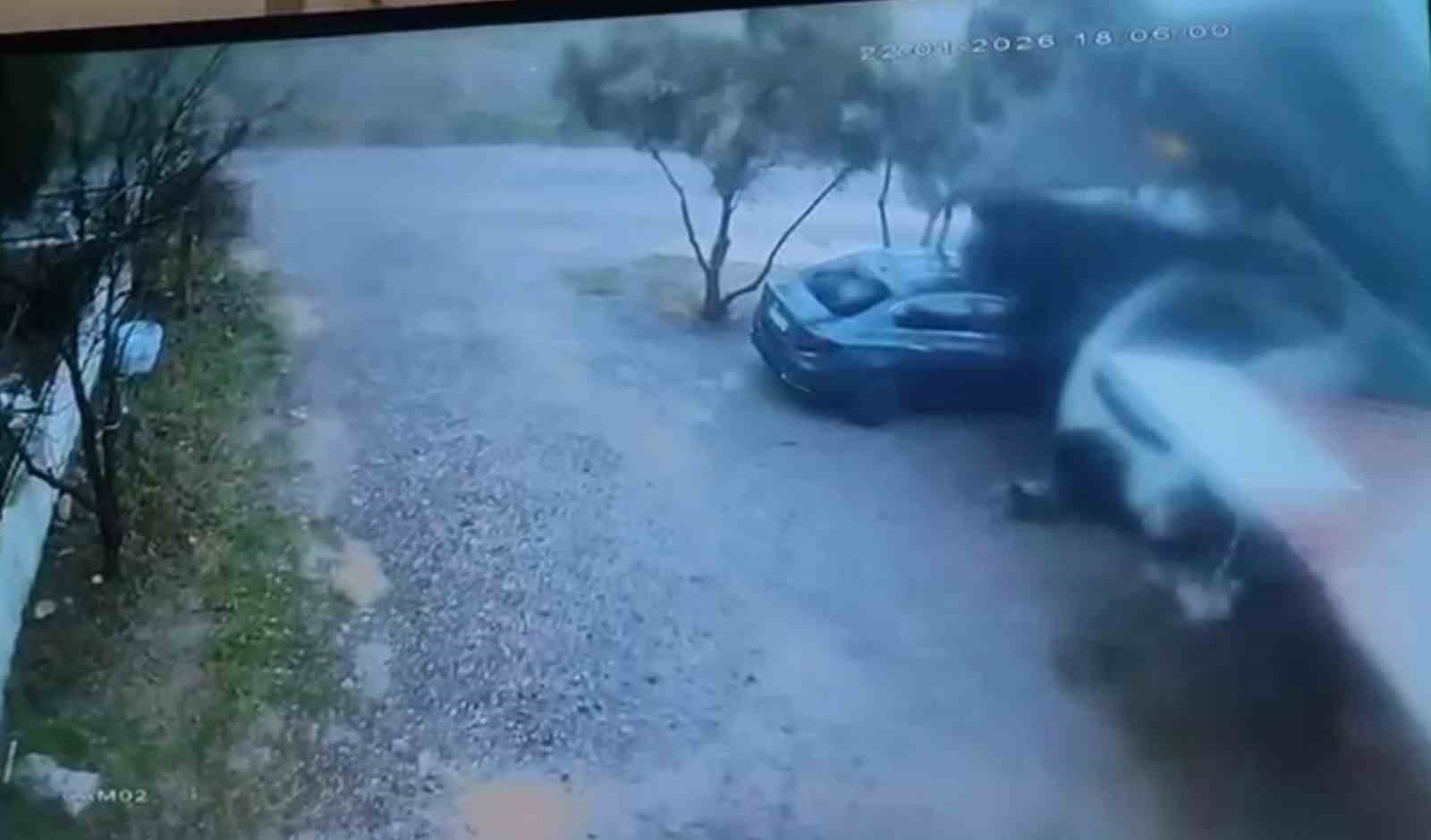 Muğla’nın Dalaman ilçesinde etkili olan fırtına, bir otopark çatısını uçururken,