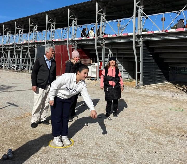 Muğla’nın Ula ilçesinde düzenlenen bocce etkinliği, 7’den 70’e her yaştan