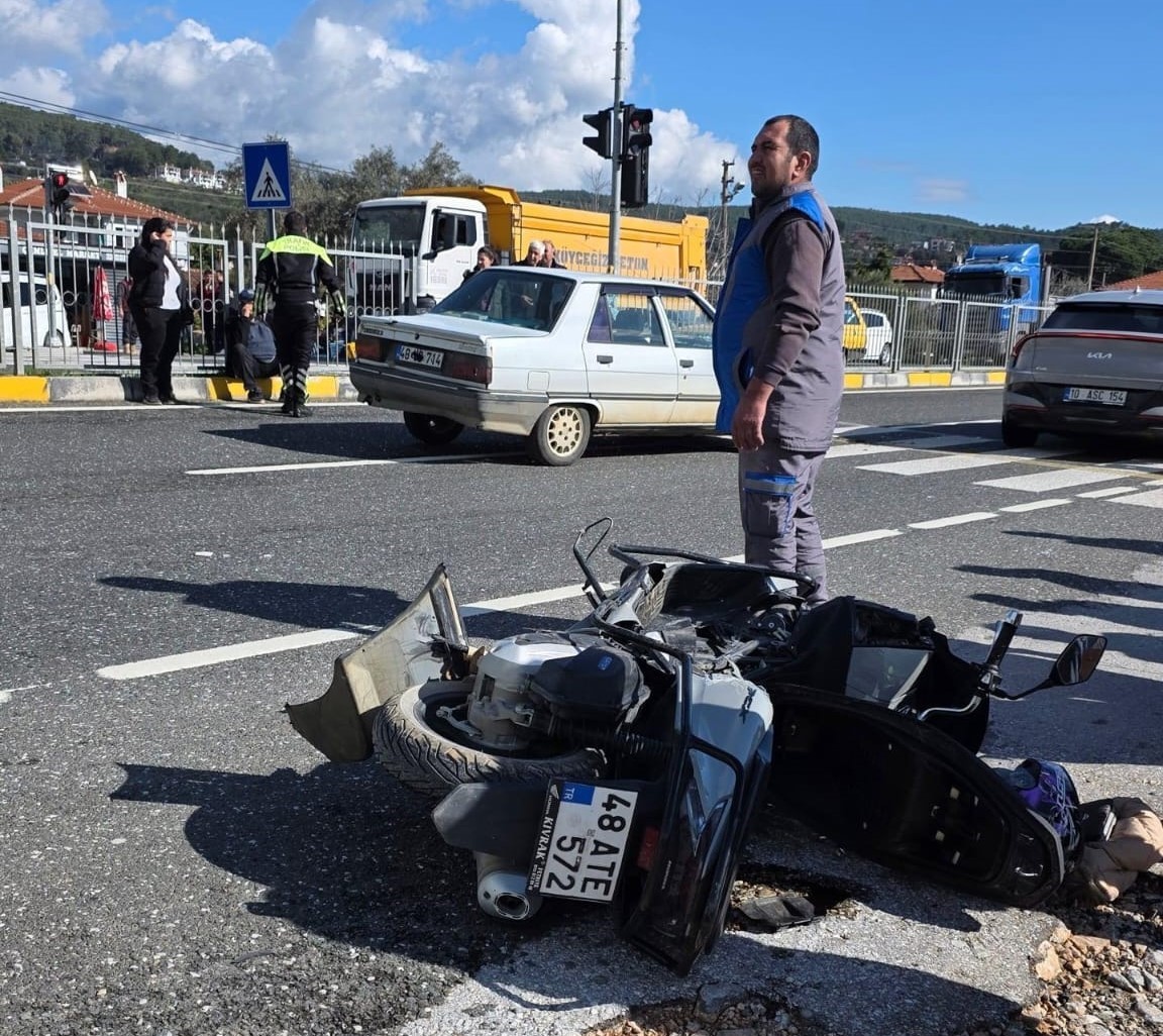 Muğla’nın Ula ilçesinde meydana gelen trafik kazasında motosiklet sürücüsü yaralandı.