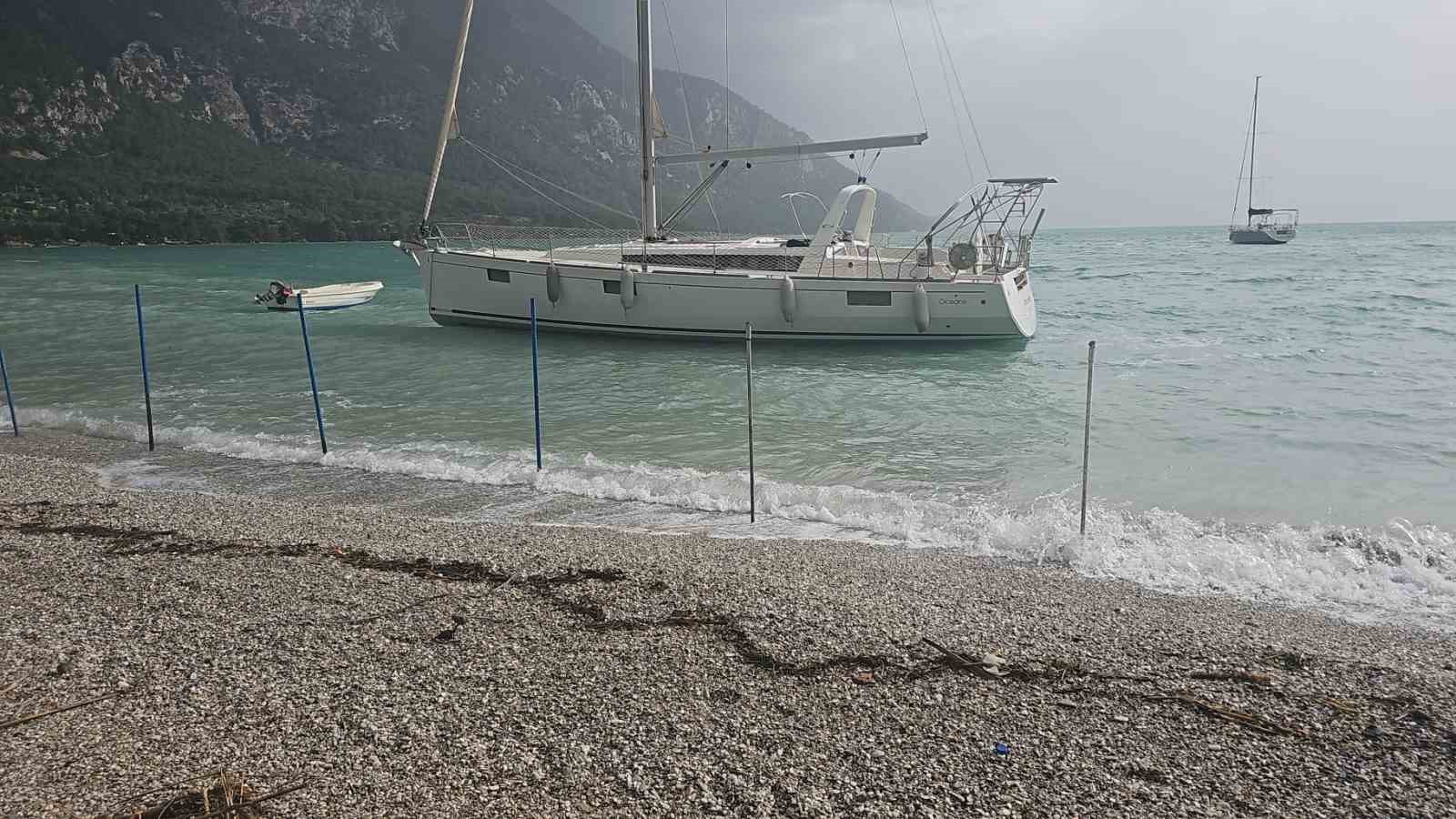 Muğla’da sabah saatlerinde etkili olan fırtına ve sağanak yağış özellikle