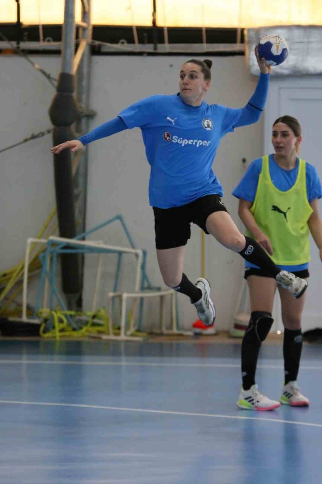 Hentbol Kadınlar Süper Ligi’nde zirve mücadelesi veren Armada Praxis Yalıkavakspor,