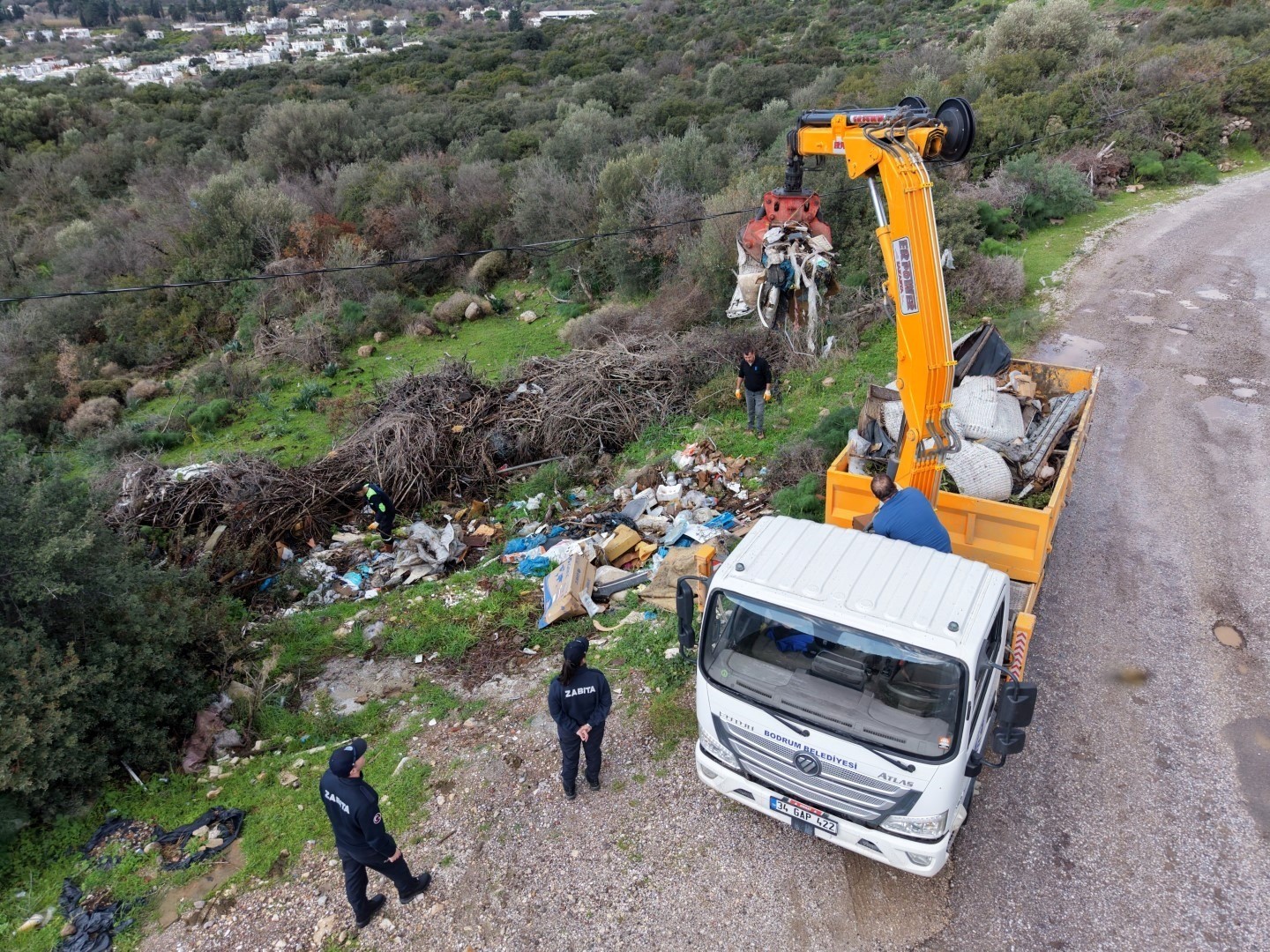 Bodrum’da doğaya gelişigüzel atılan atıklara karşı belediye ekiplerinin mücadelesi aralıksız